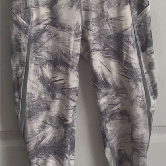 Lululemon Pace Perfect  17”  size 6 Luxtreme brushed grey & excellent condition - Picture 8 of 16